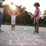 siblings-playing-chalk